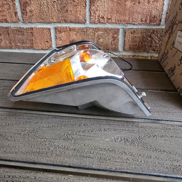 VOLVO 240 244 245 86-90 Turn Signal Light Assembly with wiring RH 1312630 - Picture 8 of 10